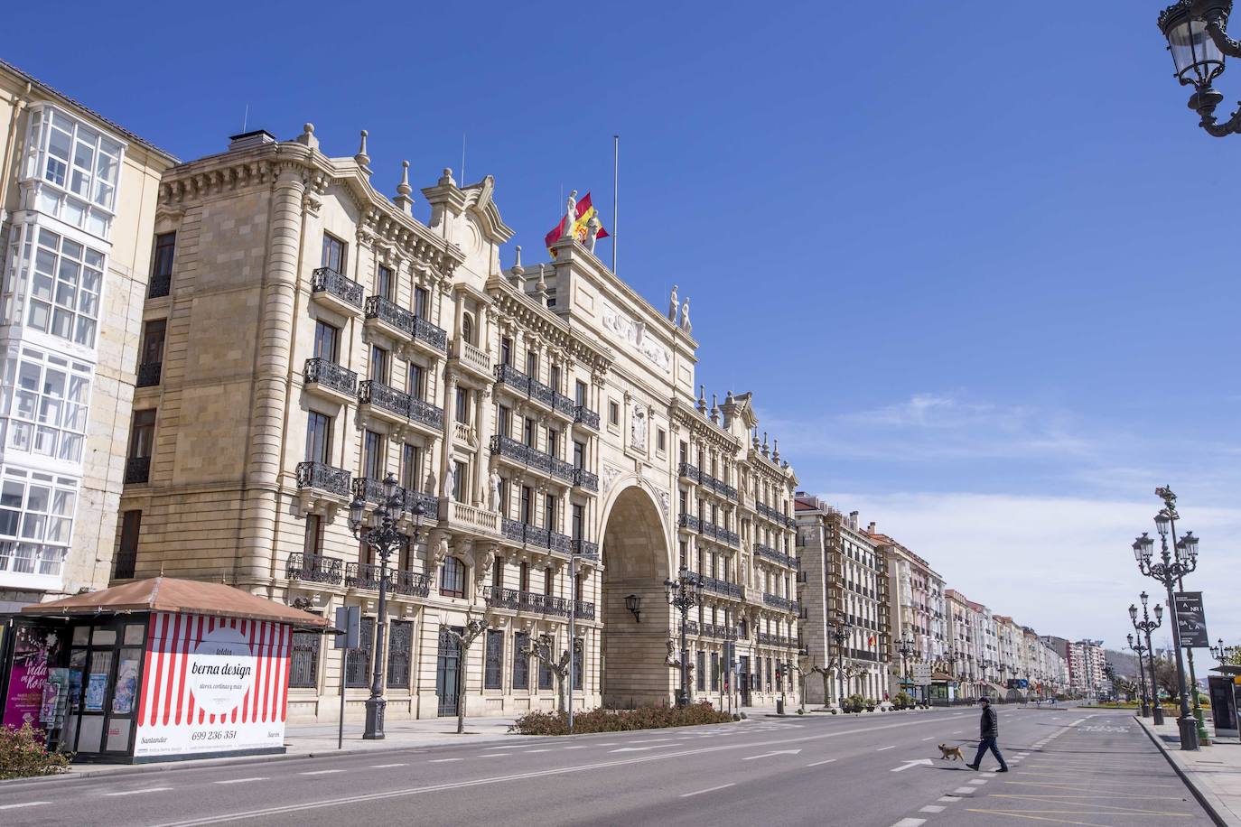 Santander, Santillana del Mar, Torrelavega y Suances presentaban hoy una extraña imagen en el primer fin de semana de las vacaciones de Semana Santa. Calles vacías, silencio y terrazas y bares cerrados. Este año no habra turismo