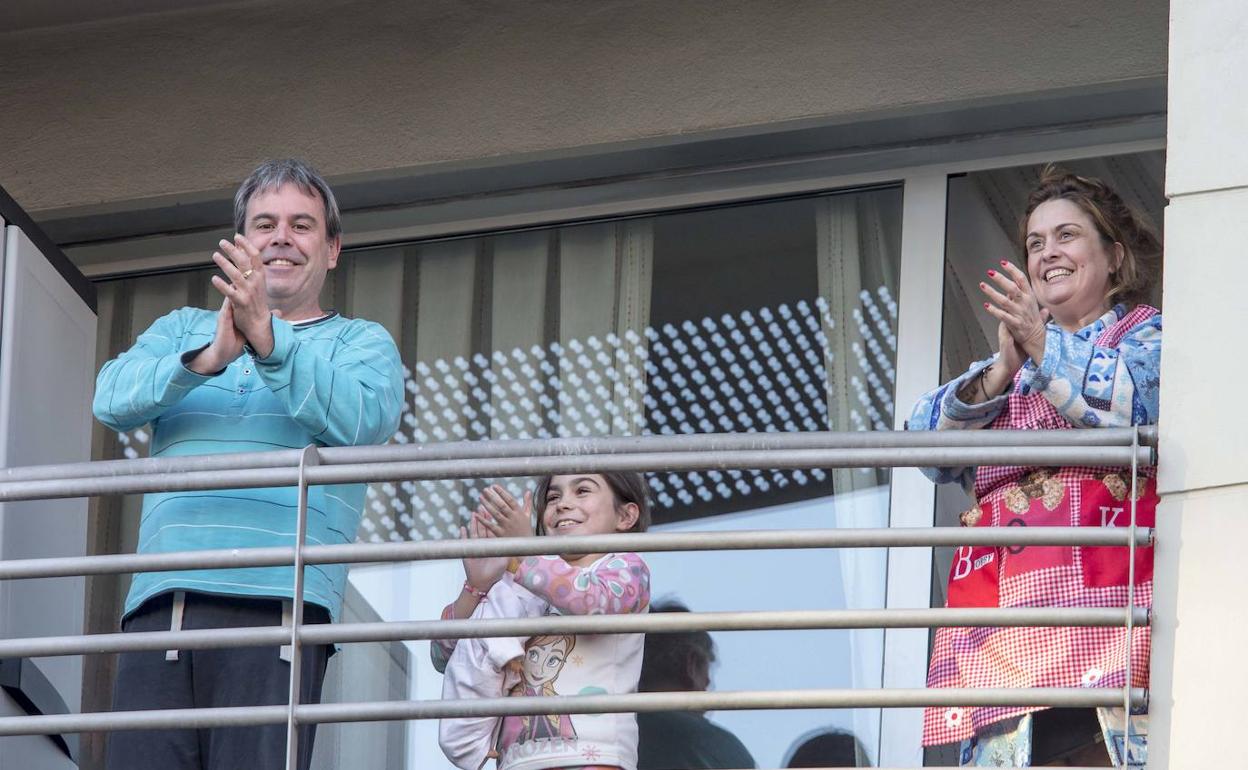 Es recomendable salir a la ventana o a la terraza al menos 20 minutos para tomar el sol.