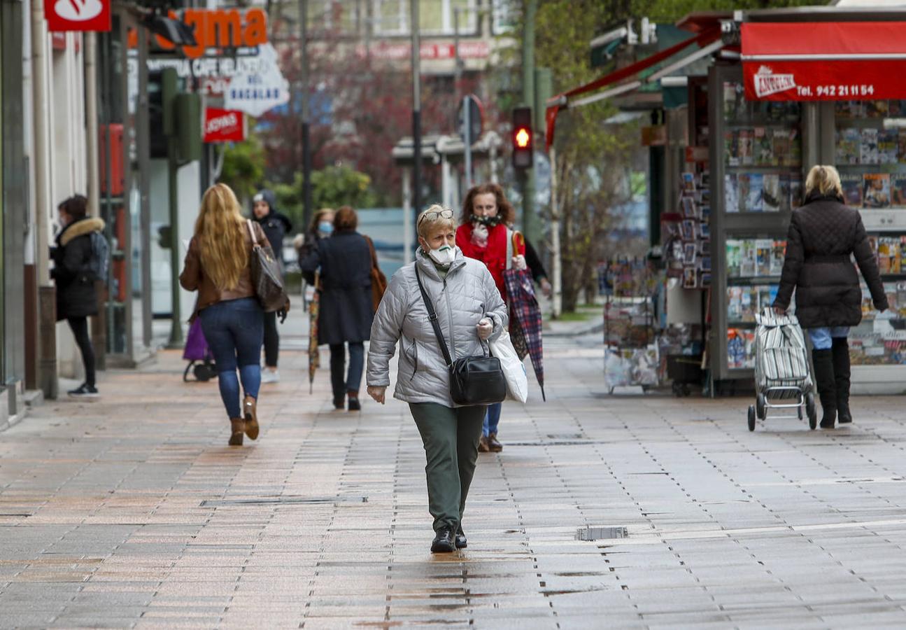 La hora punta de los recados amplía el movimiento en algunas calles de Santander. La Delegación del Gobierno en Cantabria pide a la ciudadanía no relajar el cumplimiento de las medidas decretadas por el Estado de Alarma. 