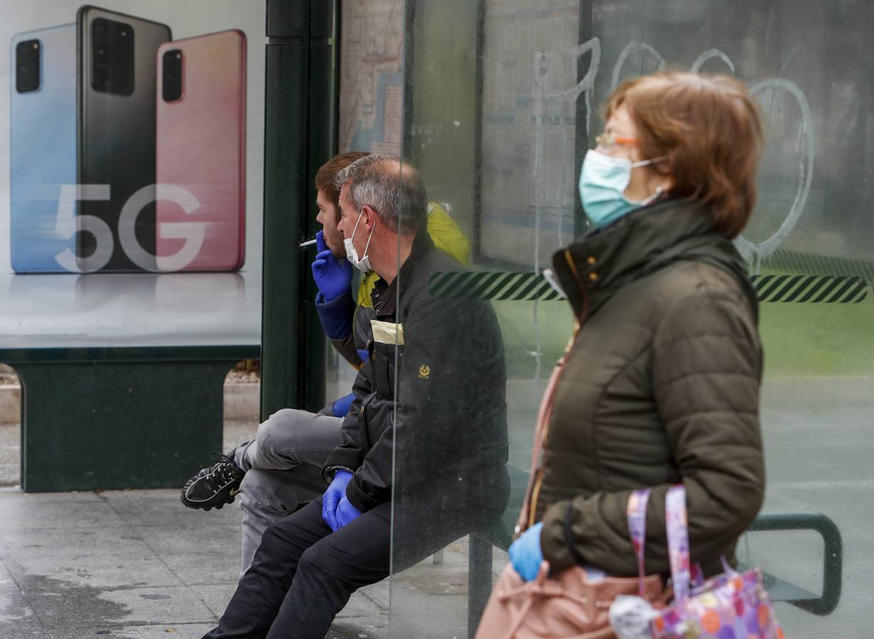 La hora punta de los recados amplía el movimiento en algunas calles de Santander. La Delegación del Gobierno en Cantabria pide a la ciudadanía no relajar el cumplimiento de las medidas decretadas por el Estado de Alarma. 