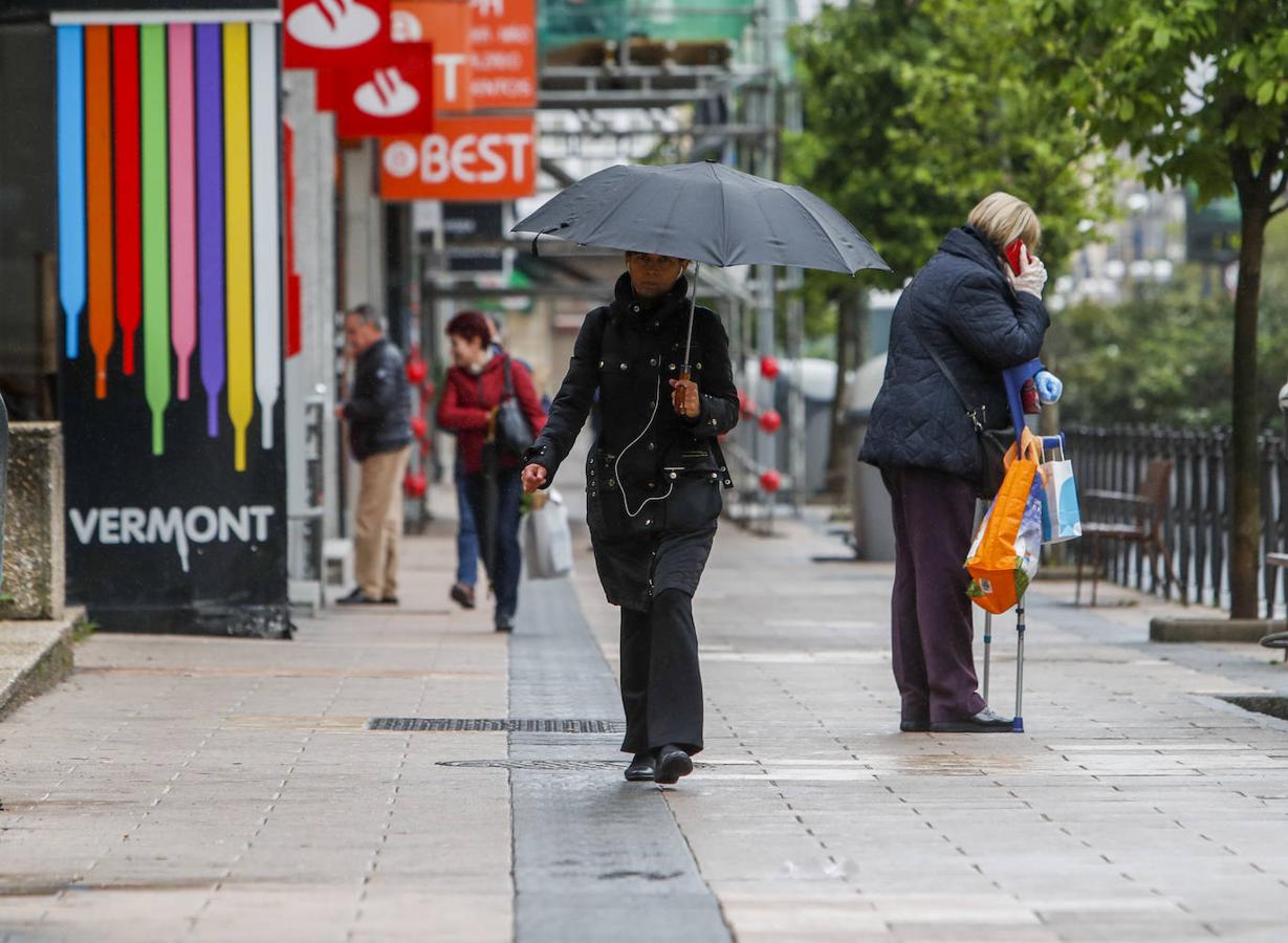 La hora punta de los recados amplía el movimiento en algunas calles de Santander. La Delegación del Gobierno en Cantabria pide a la ciudadanía no relajar el cumplimiento de las medidas decretadas por el Estado de Alarma. 