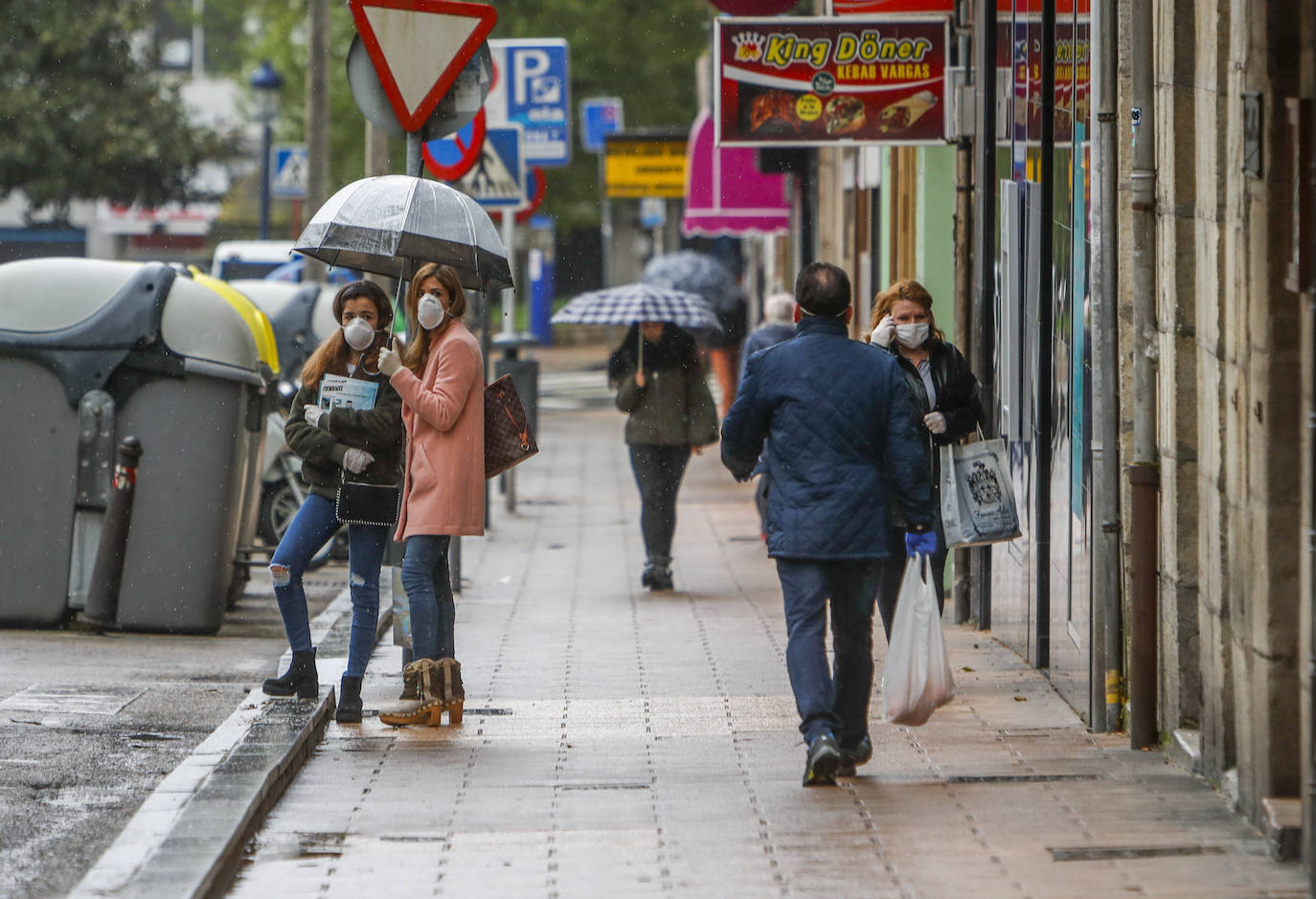 La hora punta de los recados amplía el movimiento en algunas calles de Santander. La Delegación del Gobierno en Cantabria pide a la ciudadanía no relajar el cumplimiento de las medidas decretadas por el Estado de Alarma. 