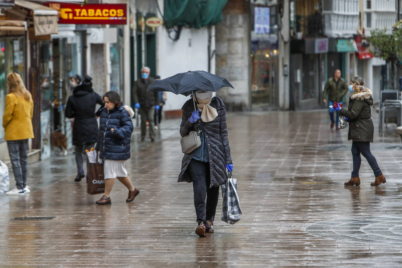 La hora punta de los recados amplía el movimiento en algunas calles de Santander. La Delegación del Gobierno en Cantabria pide a la ciudadanía no relajar el cumplimiento de las medidas decretadas por el Estado de Alarma. 