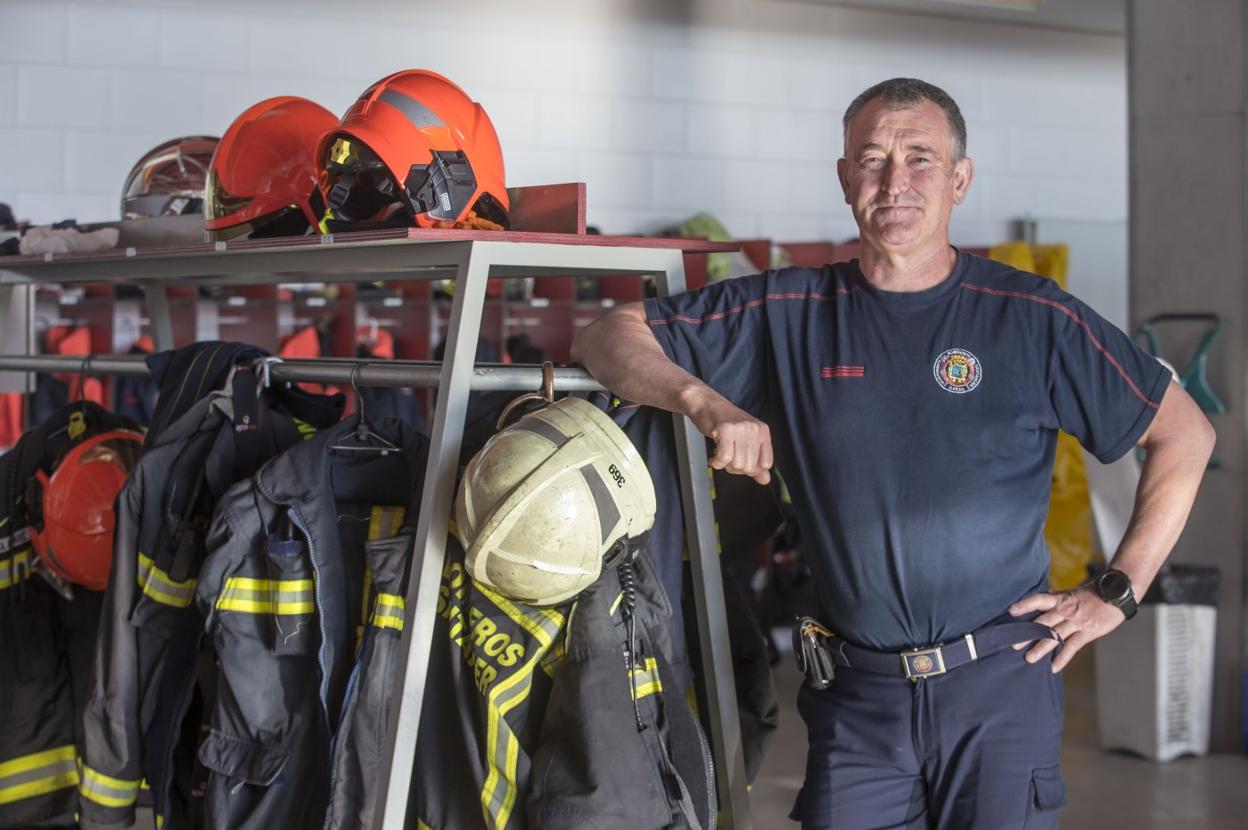 Felipe Martínez, en el Parque Municipal de Bomberos de Santander durante una de sus guardias. 