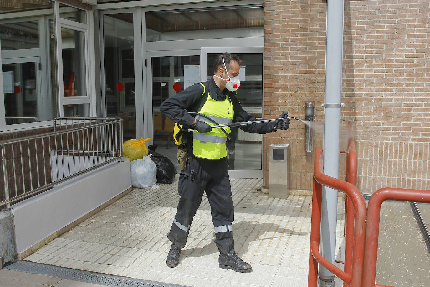 La Unidad Militar de Emergencias (UME) ha regresado a Cantabria este martes para desinfectar los espacios interiores de residencias de ancianos y centros sociales, entre los que se encontraba la residencia La Paz de Torrelavega 