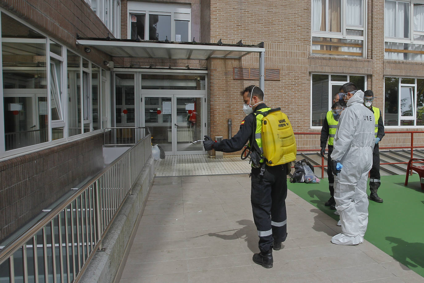 La Unidad Militar de Emergencias (UME) ha regresado a Cantabria este martes para desinfectar los espacios interiores de residencias de ancianos y centros sociales, entre los que se encontraba la residencia La Paz de Torrelavega 