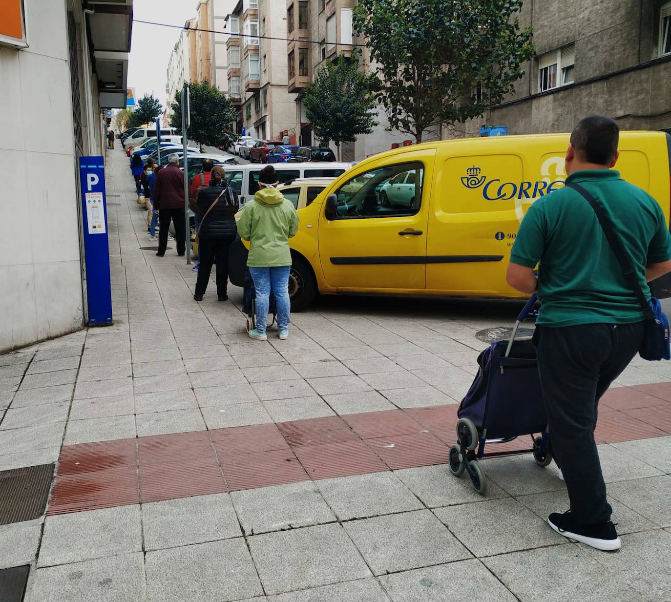 Desde primera hora de la mañana se están registrando largas colas a las puertas de supermercados y pequeñas tiendas de alimentación, para llenar la despensa antes de los días festivos de Semana Santa. En las imágenes, establecimientos de Torrelavega, El Astillero y el centro de Santander y el barrio Valdenoja.