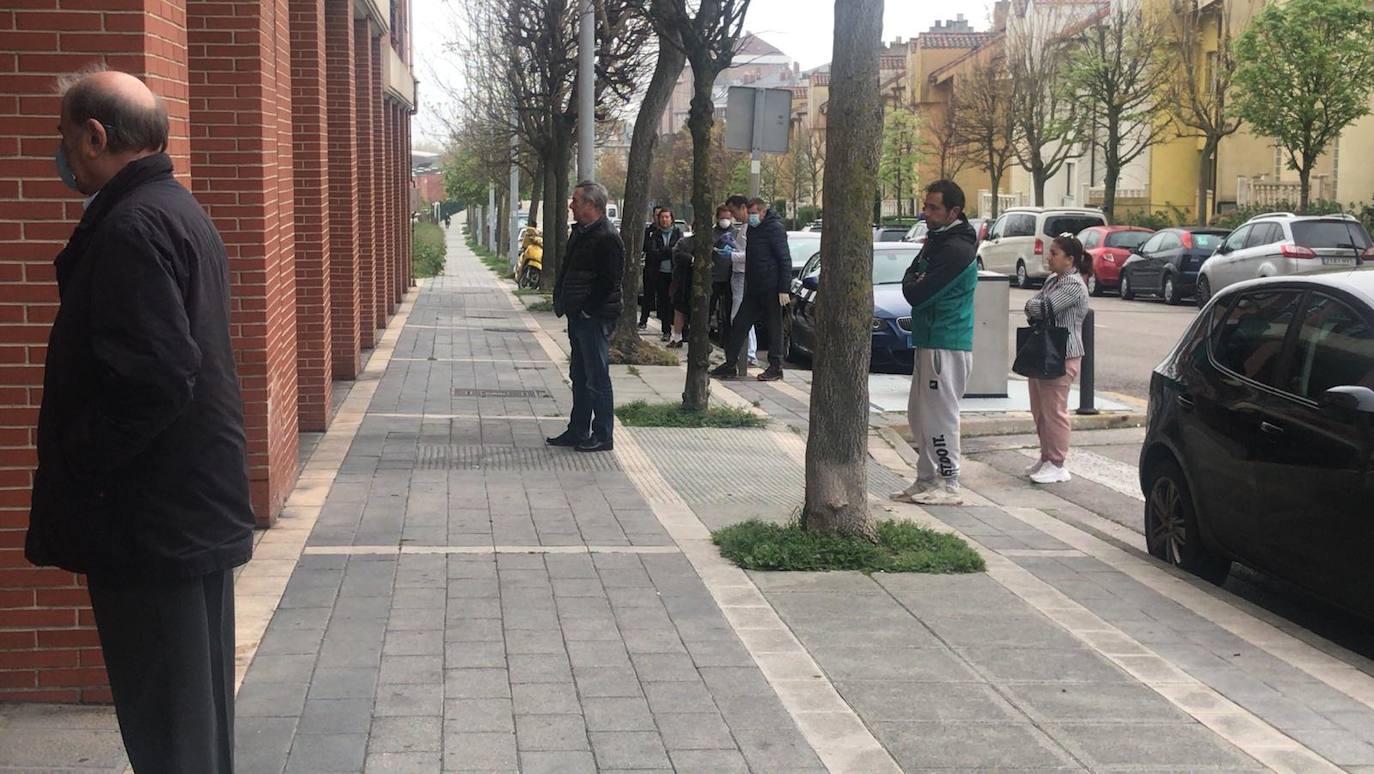 Desde primera hora de la mañana se están registrando largas colas a las puertas de supermercados y pequeñas tiendas de alimentación, para llenar la despensa antes de los días festivos de Semana Santa. En las imágenes, establecimientos de Torrelavega, El Astillero y el centro de Santander y el barrio Valdenoja.