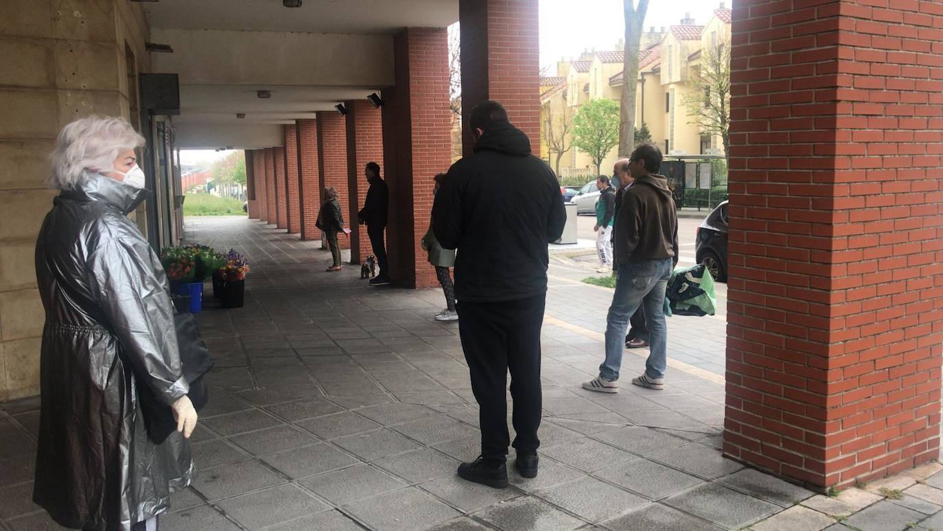 Desde primera hora de la mañana se están registrando largas colas a las puertas de supermercados y pequeñas tiendas de alimentación, para llenar la despensa antes de los días festivos de Semana Santa. En las imágenes, establecimientos de Torrelavega, El Astillero y el centro de Santander y el barrio Valdenoja.
