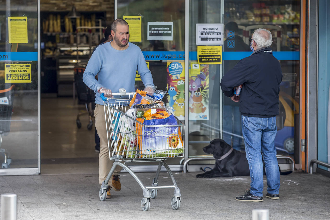 Desde primera hora de la mañana se están registrando largas colas a las puertas de supermercados y pequeñas tiendas de alimentación, para llenar la despensa antes de los días festivos de Semana Santa. En las imágenes, establecimientos de Torrelavega, El Astillero y el centro de Santander y el barrio Valdenoja.