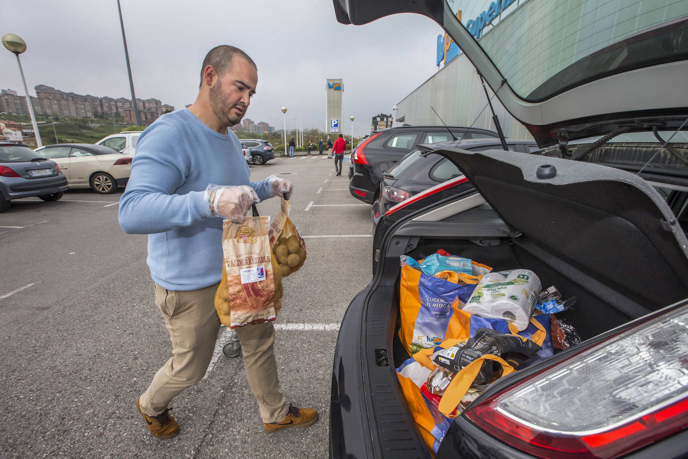 Desde primera hora de la mañana se están registrando largas colas a las puertas de supermercados y pequeñas tiendas de alimentación, para llenar la despensa antes de los días festivos de Semana Santa. En las imágenes, establecimientos de Torrelavega, El Astillero y el centro de Santander y el barrio Valdenoja.