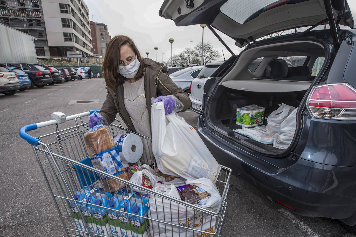 Desde primera hora de la mañana se están registrando largas colas a las puertas de supermercados y pequeñas tiendas de alimentación, para llenar la despensa antes de los días festivos de Semana Santa. En las imágenes, establecimientos de Torrelavega, El Astillero y el centro de Santander y el barrio Valdenoja.
