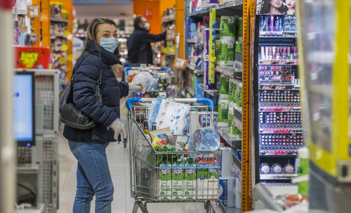 Desde primera hora de la mañana se están registrando largas colas a las puertas de supermercados y pequeñas tiendas de alimentación, para llenar la despensa antes de los días festivos de Semana Santa. En las imágenes, establecimientos de Torrelavega, El Astillero y el centro de Santander y el barrio Valdenoja.