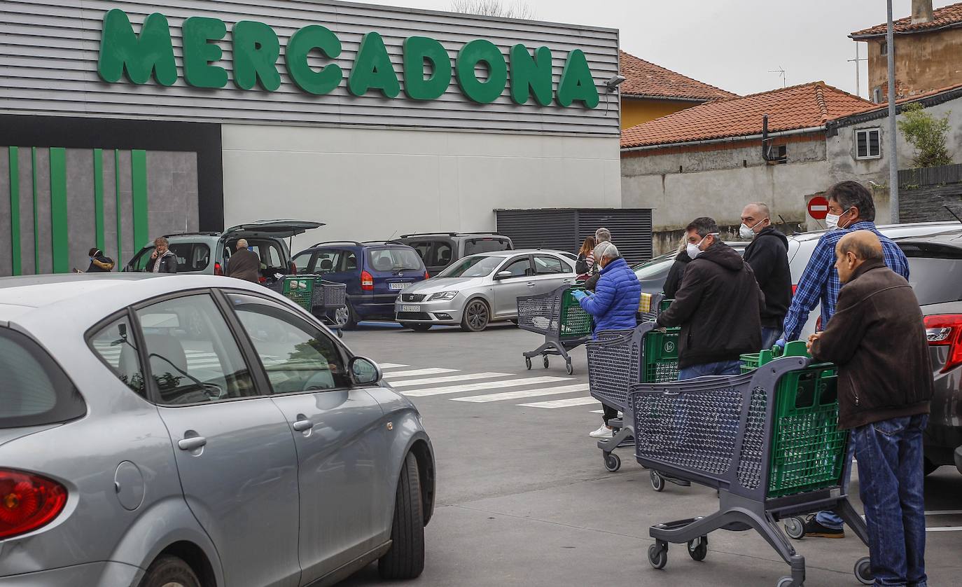 Desde primera hora de la mañana se están registrando largas colas a las puertas de supermercados y pequeñas tiendas de alimentación, para llenar la despensa antes de los días festivos de Semana Santa. En las imágenes, establecimientos de Torrelavega, El Astillero y el centro de Santander y el barrio Valdenoja.