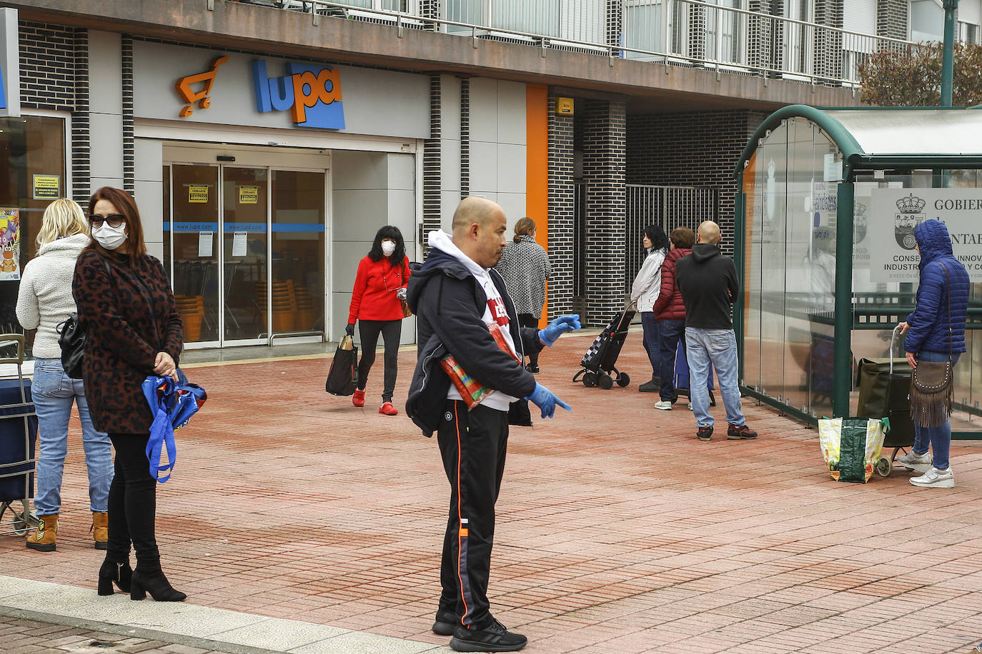 Desde primera hora de la mañana se están registrando largas colas a las puertas de supermercados y pequeñas tiendas de alimentación, para llenar la despensa antes de los días festivos de Semana Santa. En las imágenes, establecimientos de Torrelavega, El Astillero y el centro de Santander y el barrio Valdenoja.