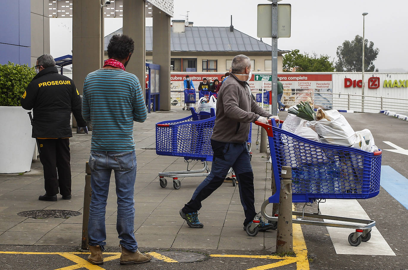 Desde primera hora de la mañana se están registrando largas colas a las puertas de supermercados y pequeñas tiendas de alimentación, para llenar la despensa antes de los días festivos de Semana Santa. En las imágenes, establecimientos de Torrelavega, El Astillero y el centro de Santander y el barrio Valdenoja.