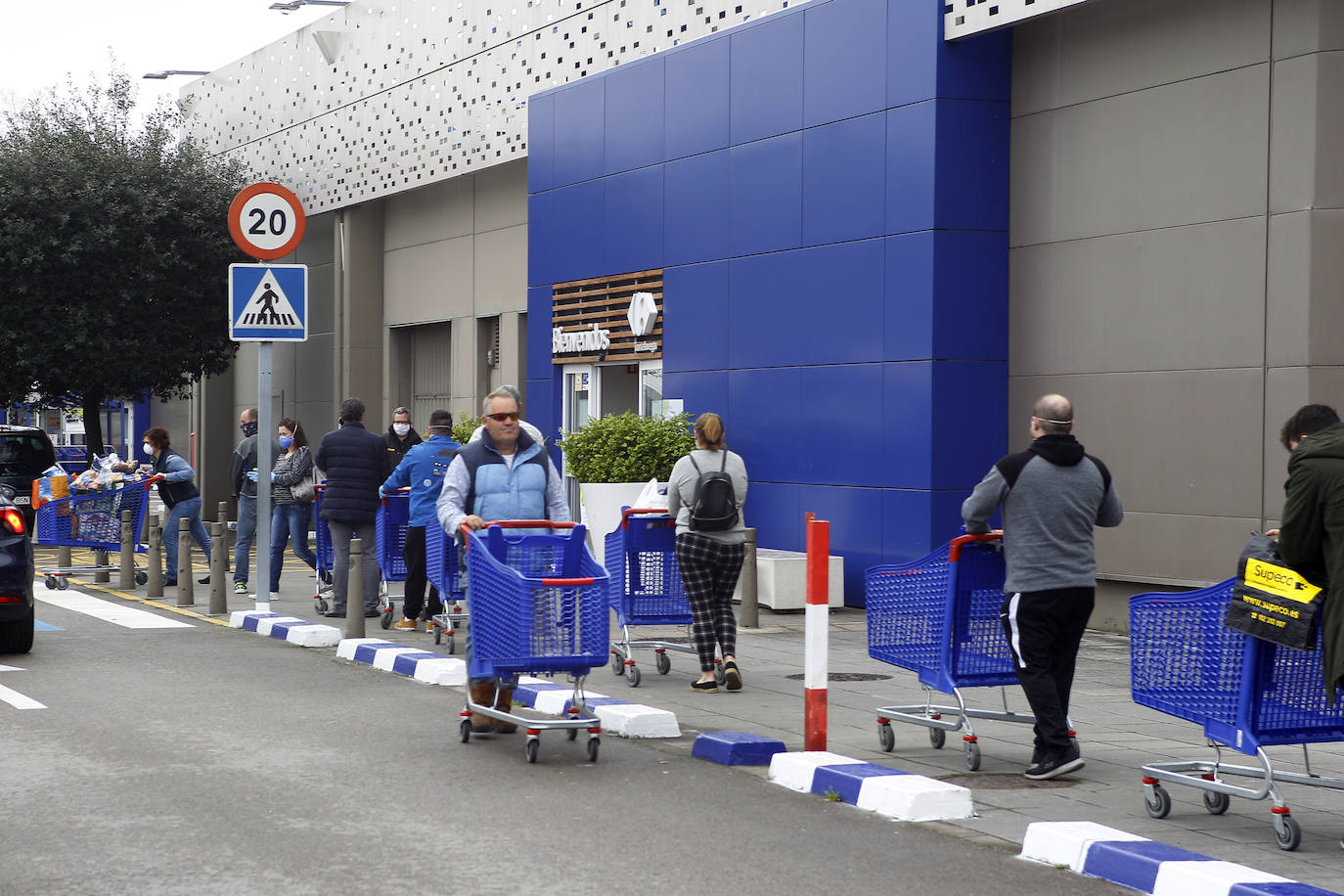 Desde primera hora de la mañana se están registrando largas colas a las puertas de supermercados y pequeñas tiendas de alimentación, para llenar la despensa antes de los días festivos de Semana Santa. En las imágenes, establecimientos de Torrelavega, El Astillero y el centro de Santander y el barrio Valdenoja.