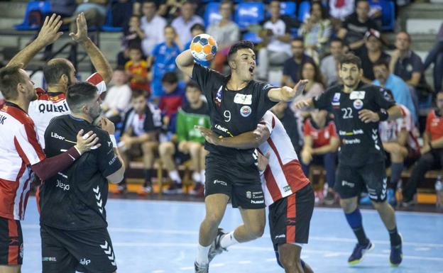 Torriko, del Liberbank Cantabria Sinfín, intenta un lanzamiento en el partido ante el Puerto Sagunto en La Albericia. 