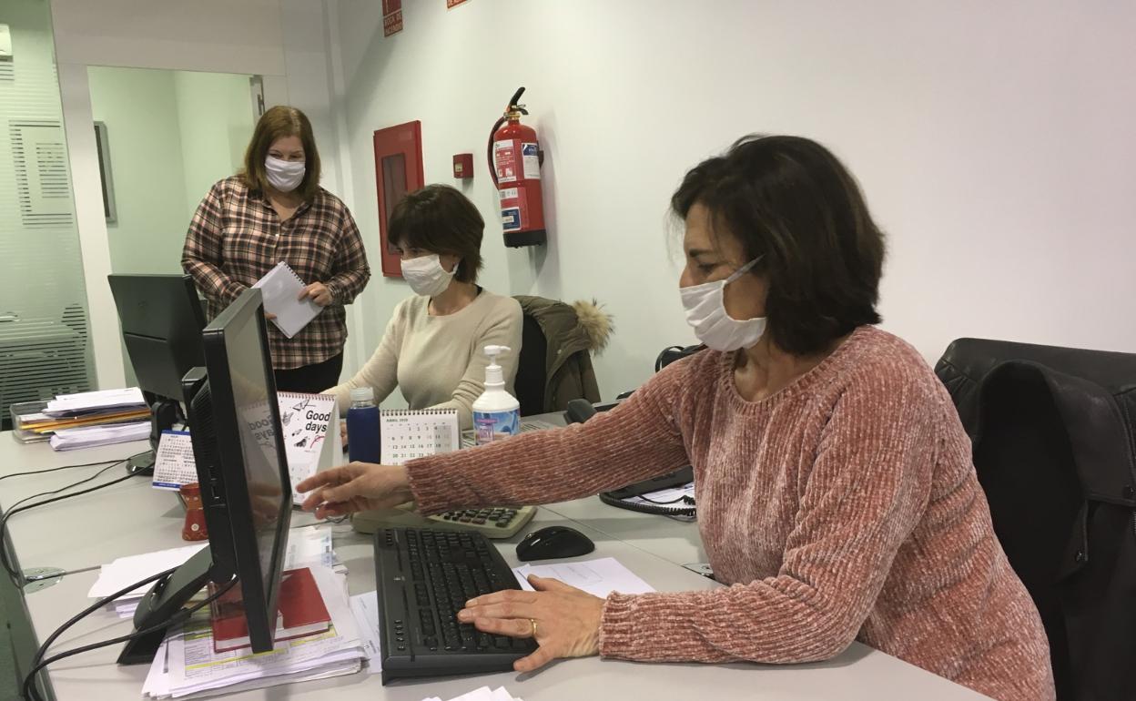 Sentadas, Pilar Abramo (derecha) y Marta Samperio, las guardianas del mítico planillo, junto a Olga Ortiz.