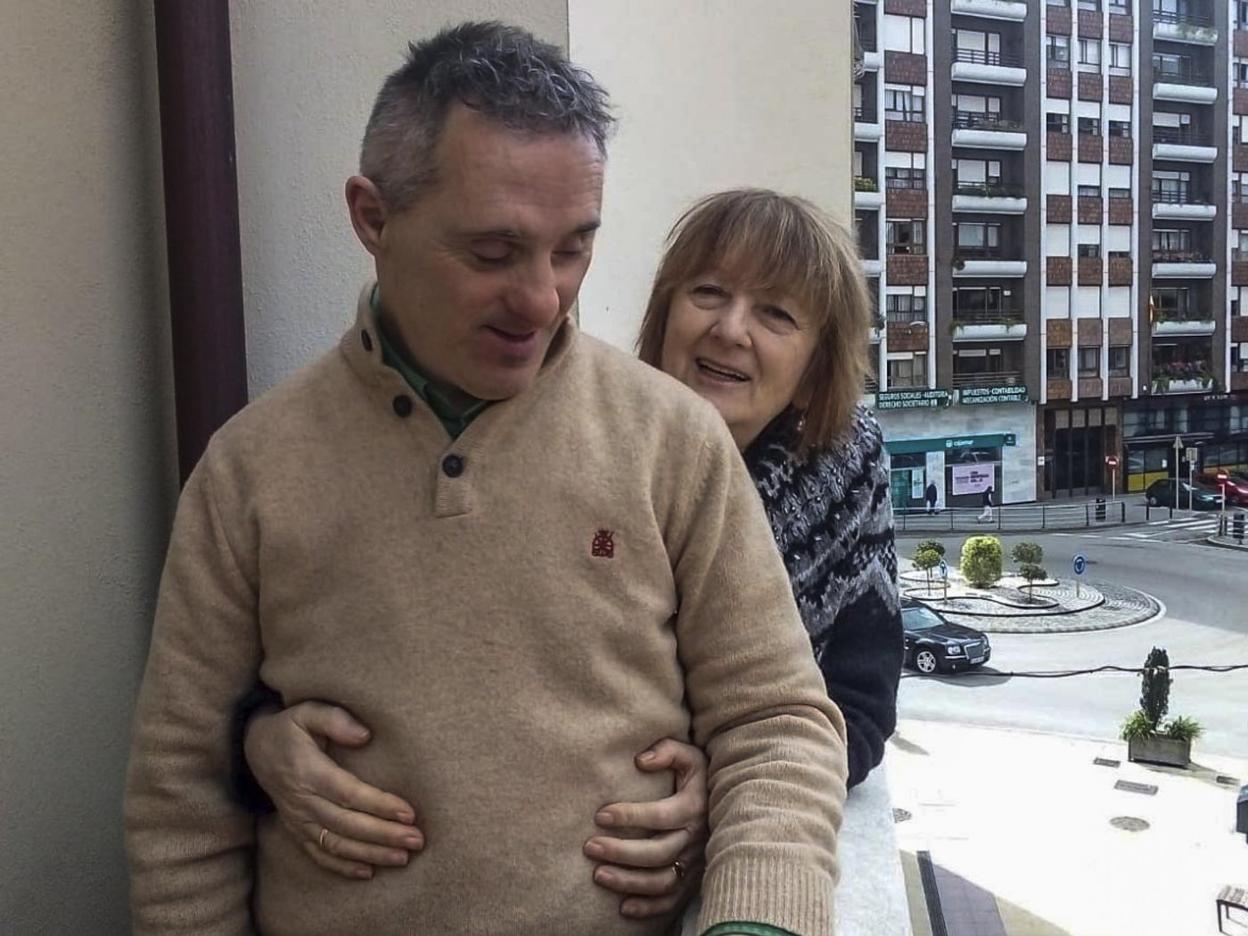 Ana María Quijano, con su hijo Pepe, en el balcón de su casa de Torrelavega.