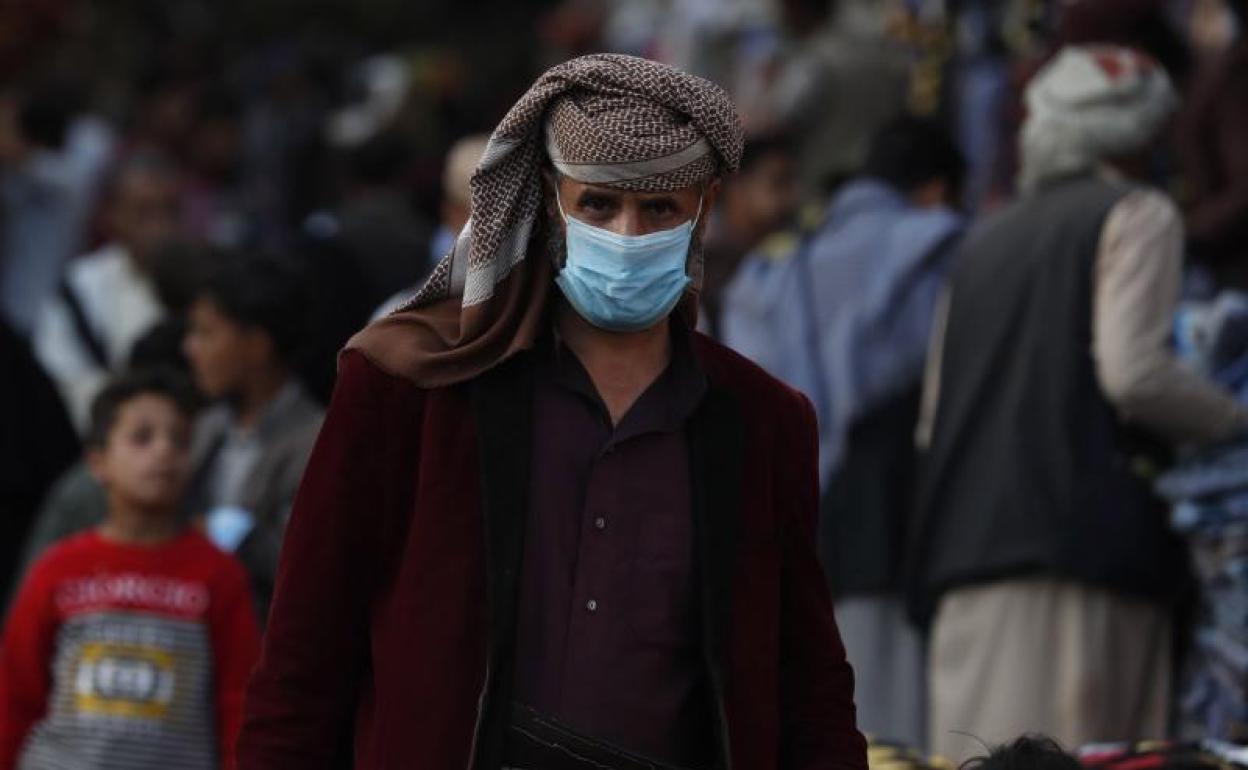 Un hombre porta una mascarilla en Sanaa (Yemen).