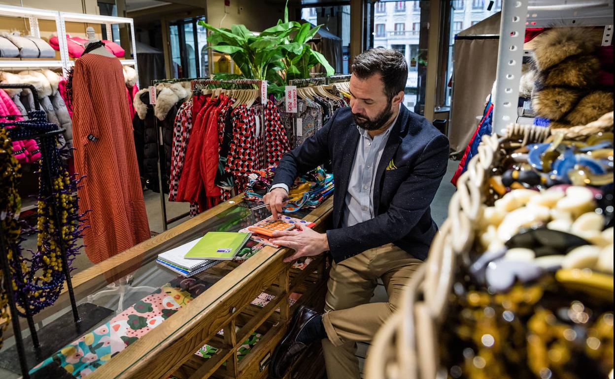 Dueño de una tienda de ropa, ahora cerrada por el coronavirus.