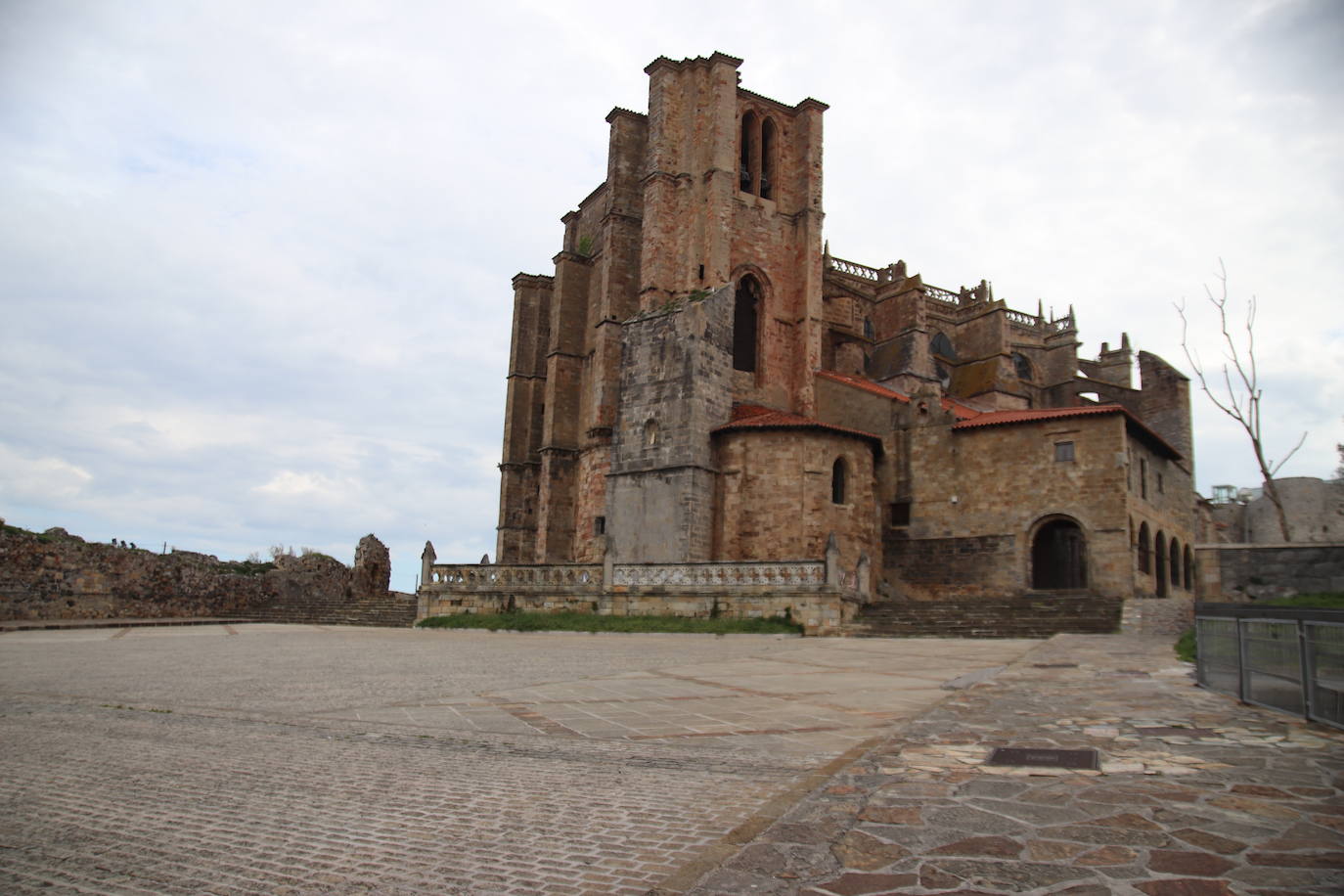 Fotos: Un Castro Urdiales vacío y sonoro este Viernes Santo