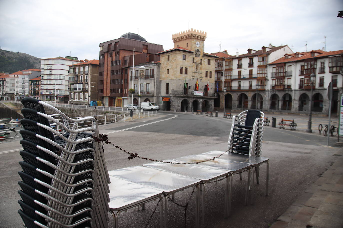 Fotos: Un Castro Urdiales vacío y sonoro este Viernes Santo