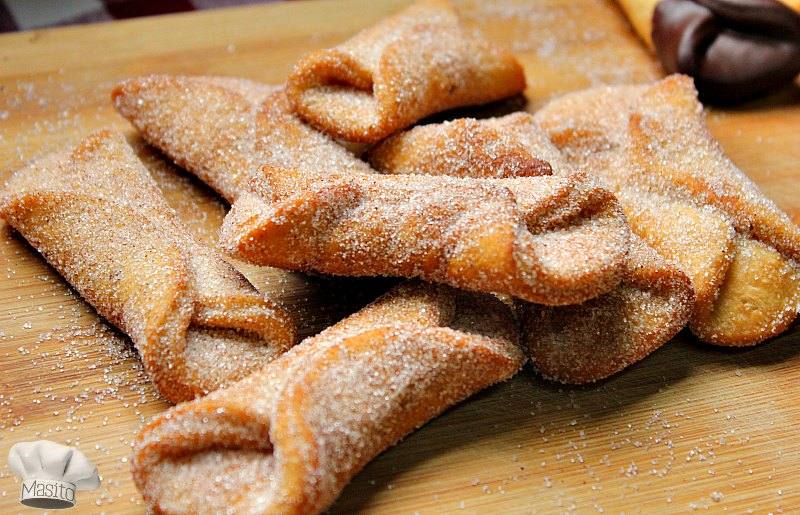 Pestiños: Típicos del comienzo de la Cuaresma, tienen su origen en la Edad Media y su consumo se reconoce como una costumbre sefardí. Se trata de un dulce elaborado con una pasta de harina frita, pasada por miel y recubiertos de azúcar. 