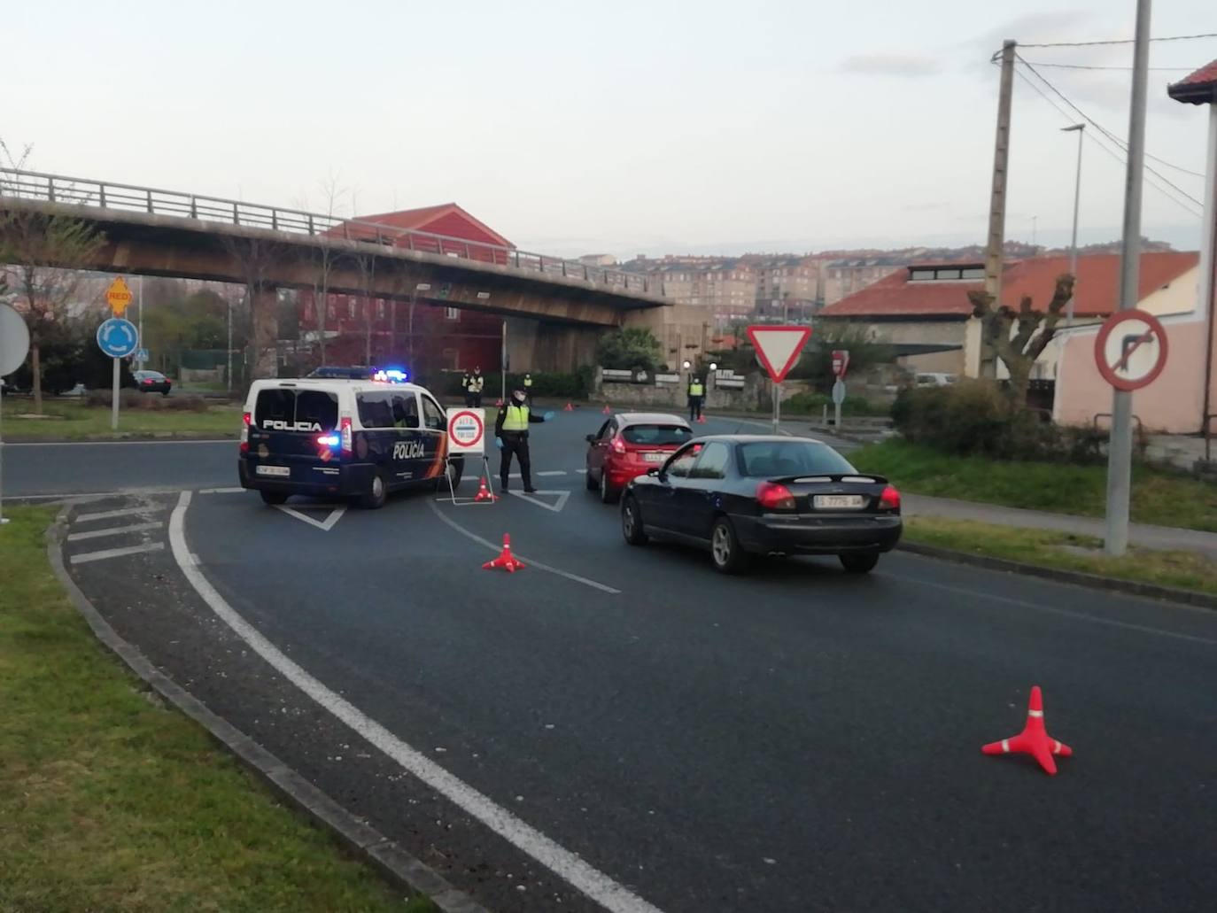 Fotos: Controles de la Policía Nacional en distintos puntos de Cantabria, este Jueves Santo