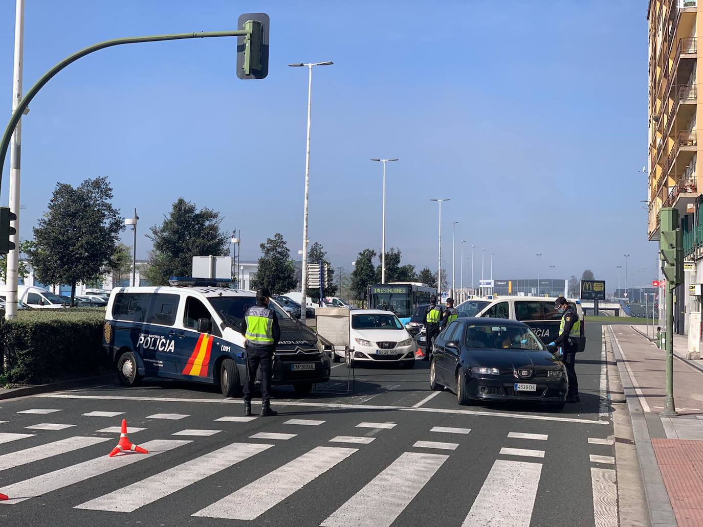 Fotos: Controles de la Policía Nacional en distintos puntos de Cantabria, este Jueves Santo