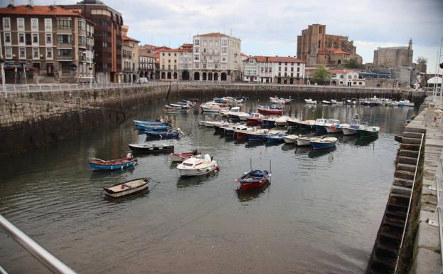 Imágenes y sonidos de Castro Urdiales de este Viernes Santo.