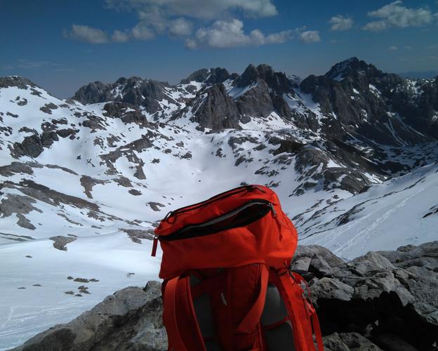 Panoramica desde la estribaciones del Tiro Llago, desde donde se observa de dcha a izqda, Peña Vieja, Picos de Santa Ana, Torre de los Horcados Rojos, Tiros Navarros y Los Campanarios.