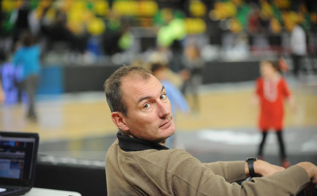 Nacho Azofra, viendo un partido de baloncesto. 