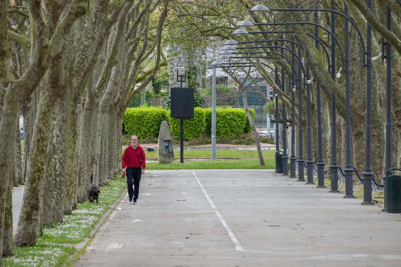 Imágenes de la zona de El Sardinero en este Viernes Santo.