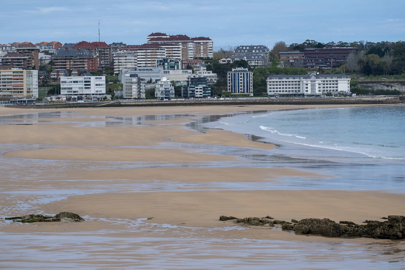 Imágenes de la zona de El Sardinero en este Viernes Santo.