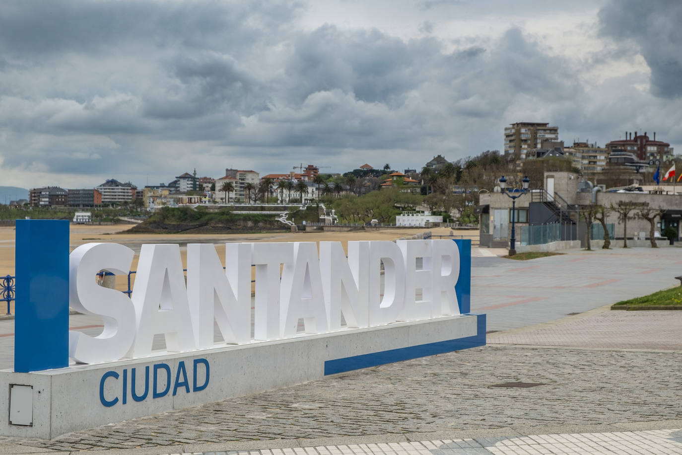 Imágenes de la zona de El Sardinero en este Viernes Santo.