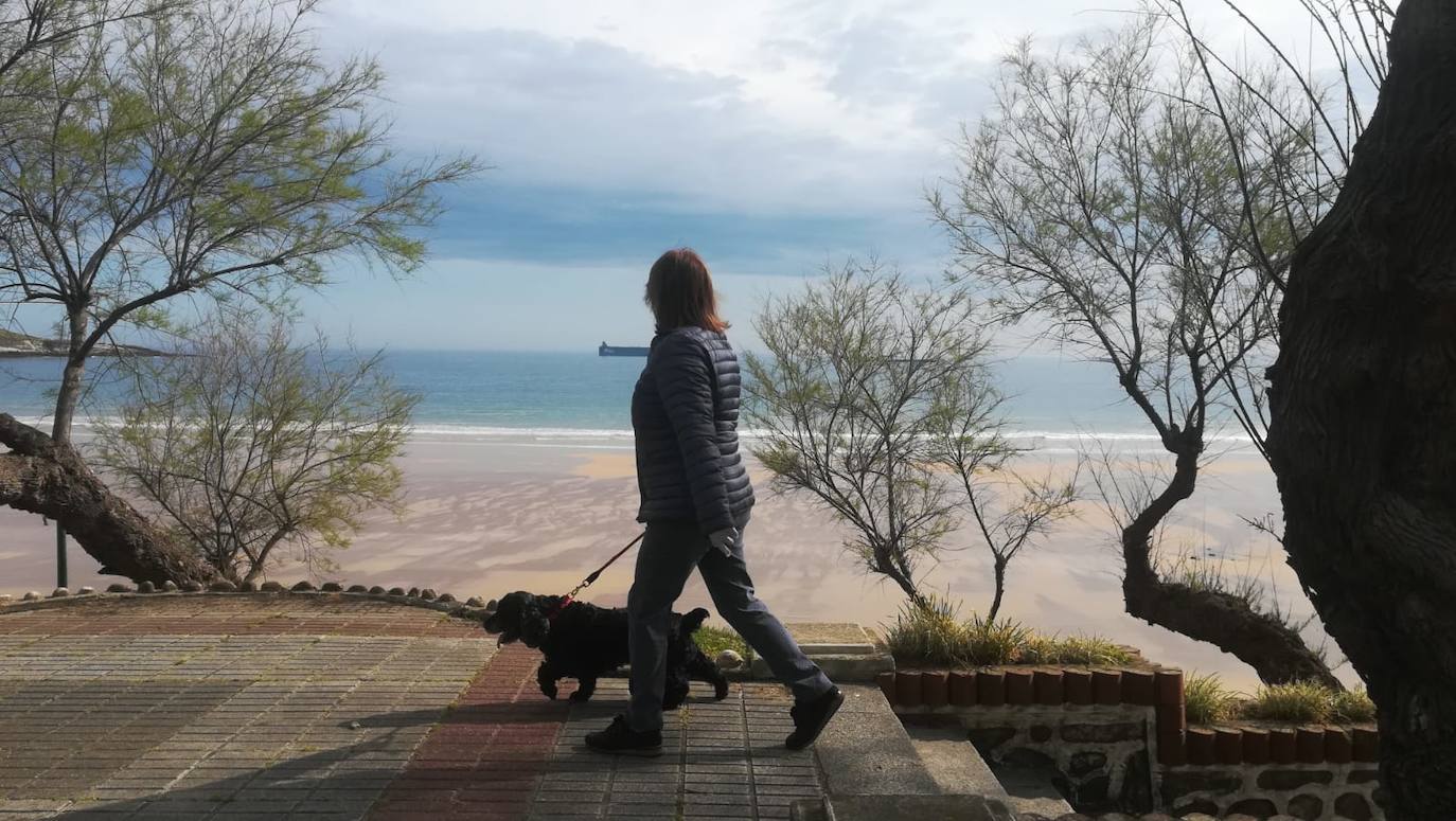 Imágenes de la zona de El Sardinero en este Viernes Santo.