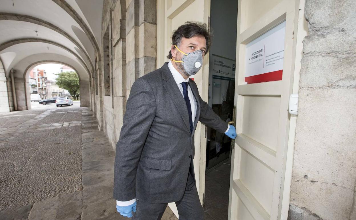 Cristóbal Palacio, portavoz de Vox en el Parlamento de Cantabria, a su llegada al pleno del pasado lunes. 