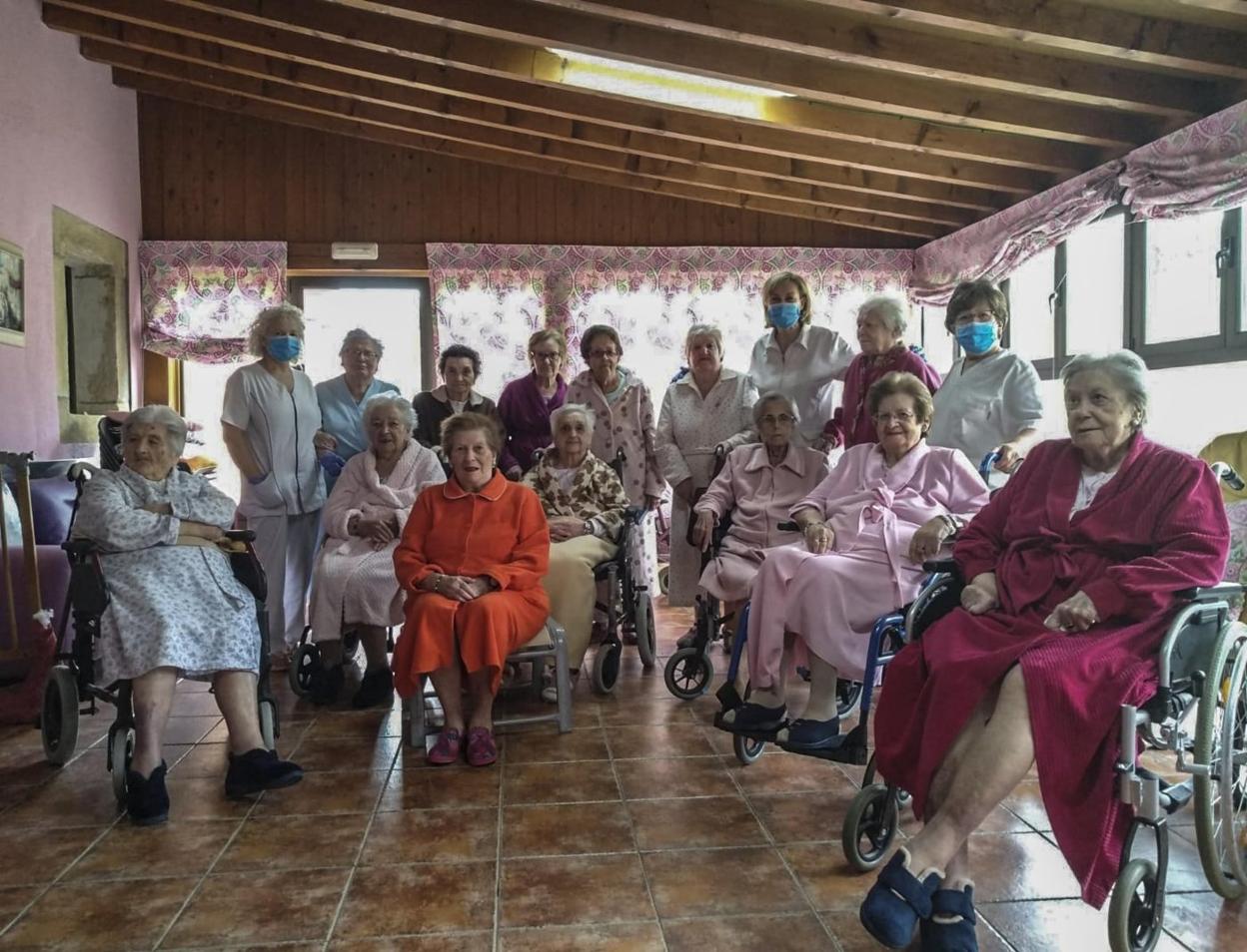 Foto de parte de las residentes (faltan las encamadas) y las tres propietarias de la Residencia La Arboleda, en Rumoroso. 