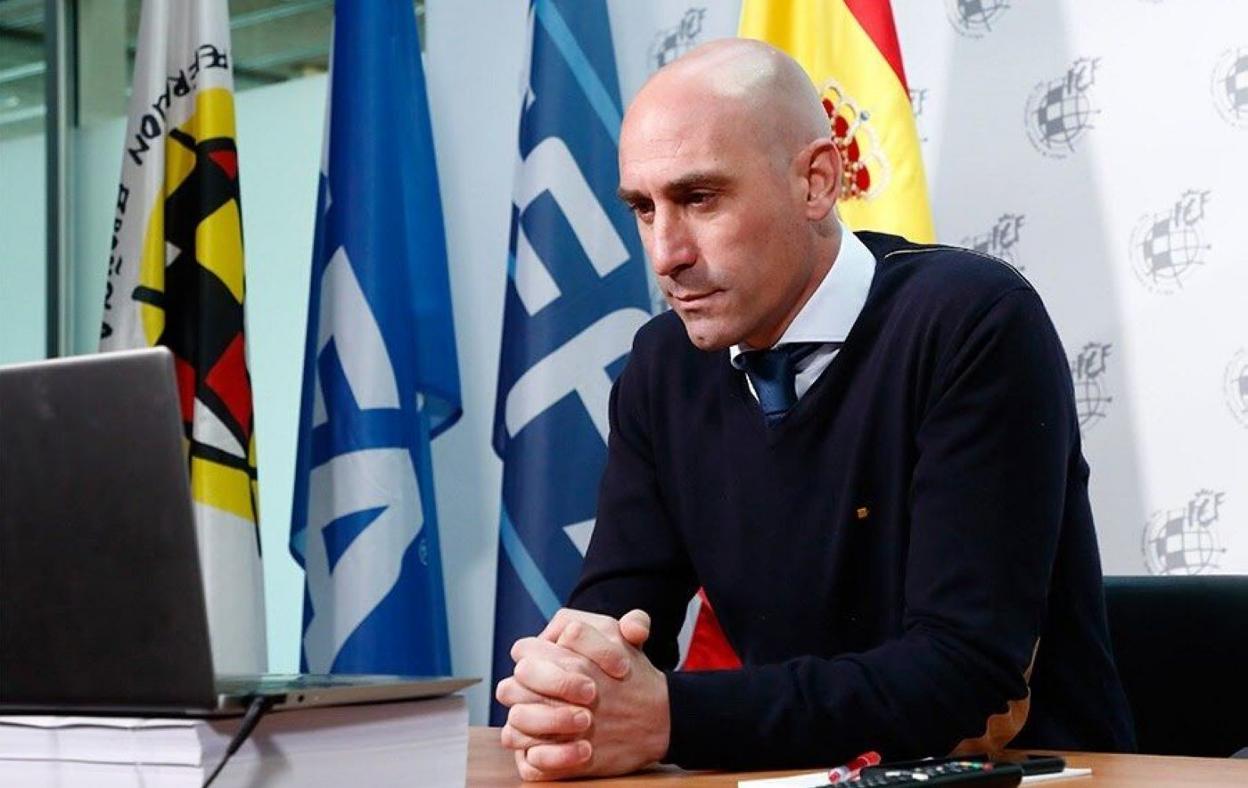 Luis Rubiales, en la presentación de un paquete de medidas sociales y económicas para ayudar al fútbol español. efe