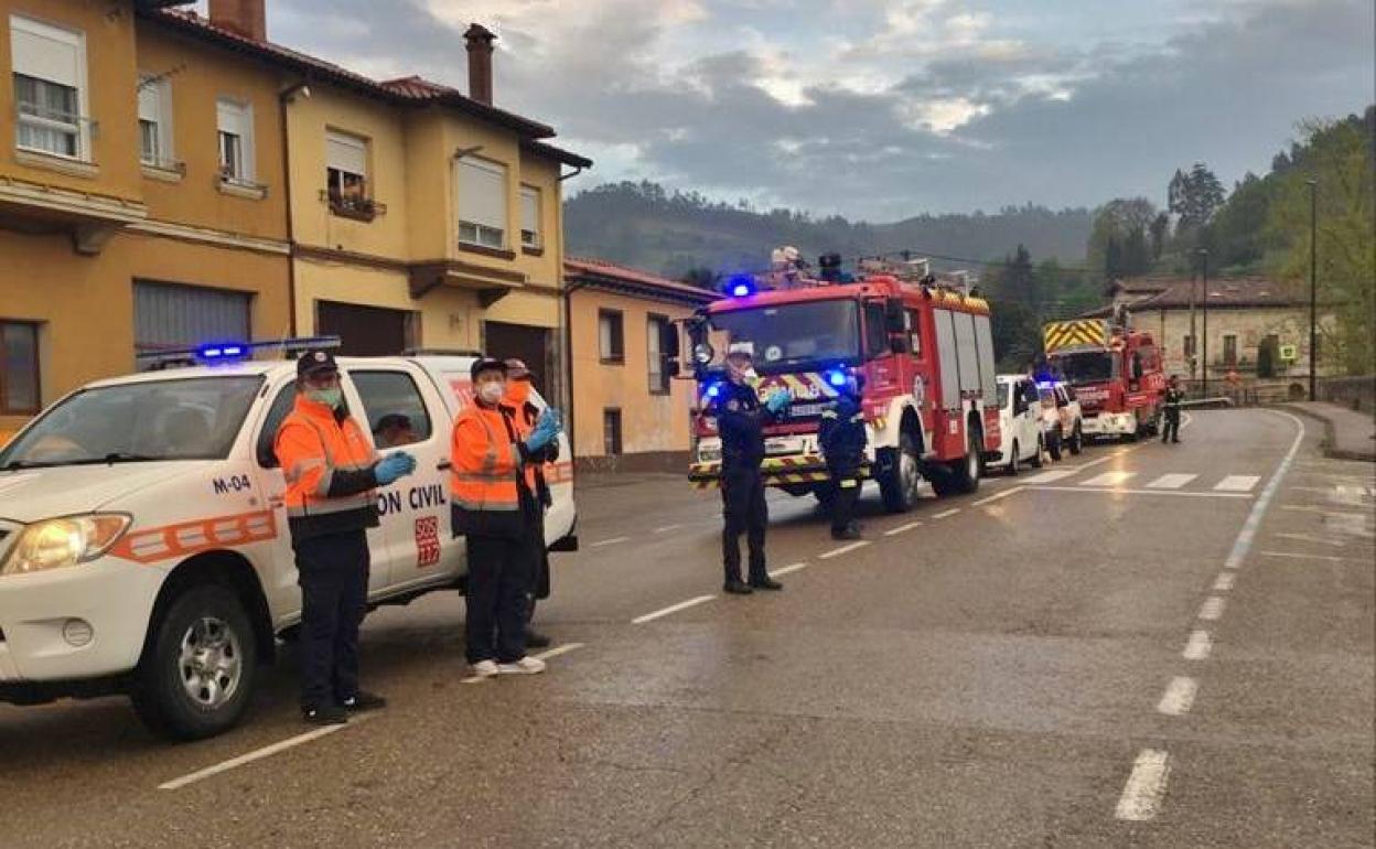 Aplausos por silencio en Los Corrales al cumplirse un mes de confinamiento