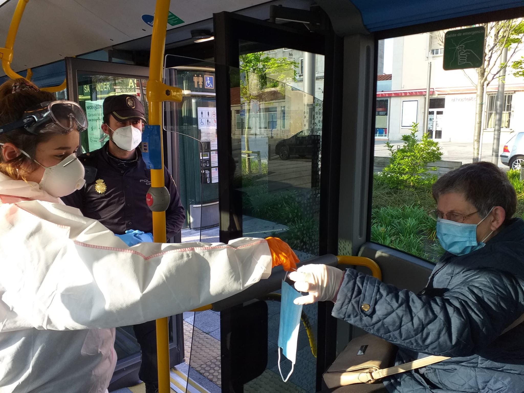 Fotos: Reparto de mascarillas en Cantabria para los usuarios del transporte público