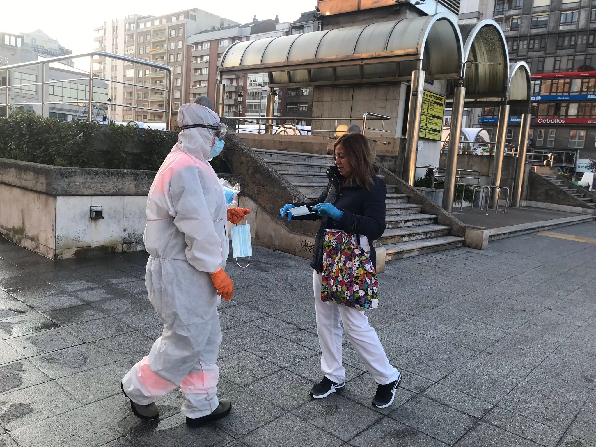 Fotos: Reparto de mascarillas en Cantabria para los usuarios del transporte público