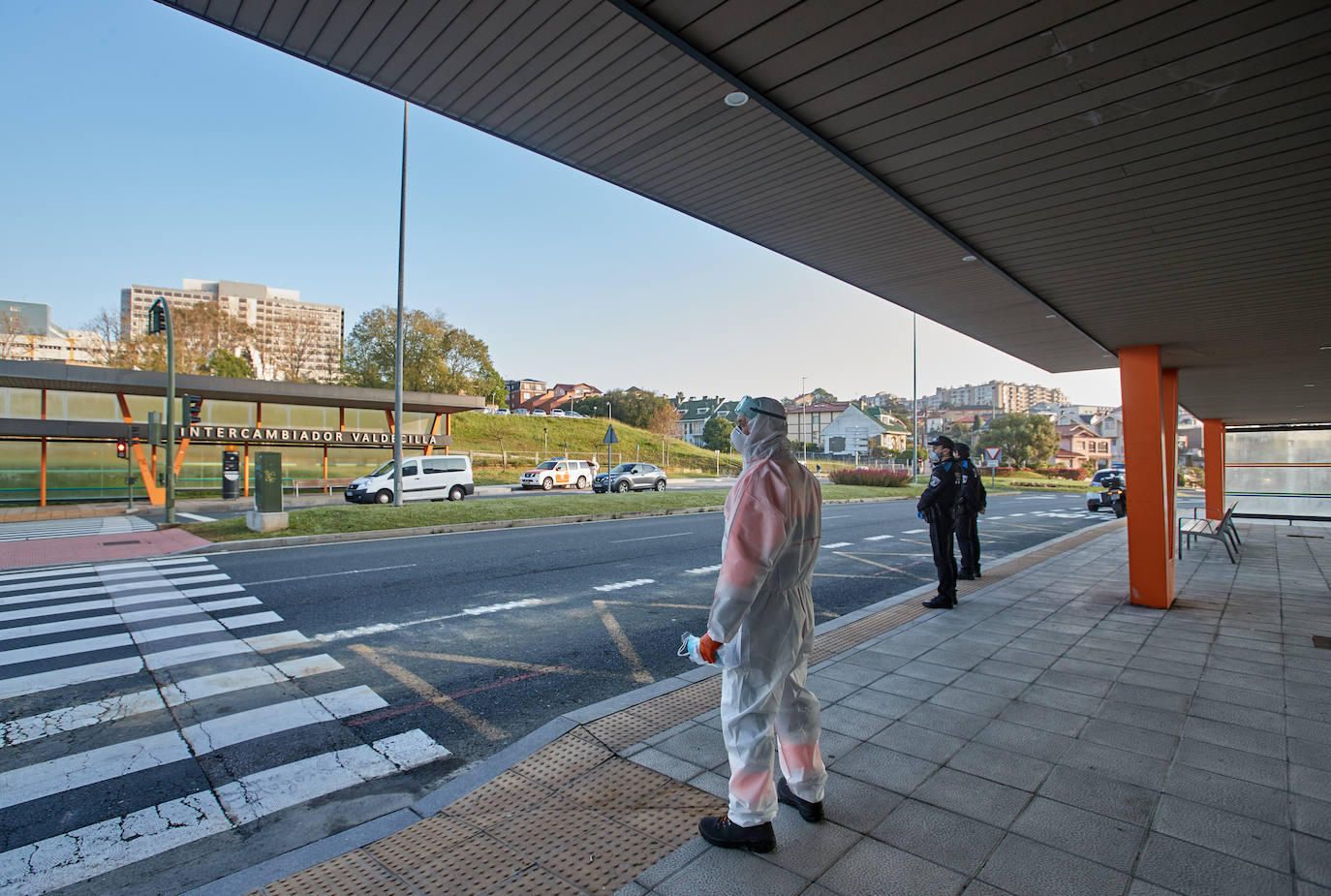 Fotos: Reparto de mascarillas en Cantabria para los usuarios del transporte público