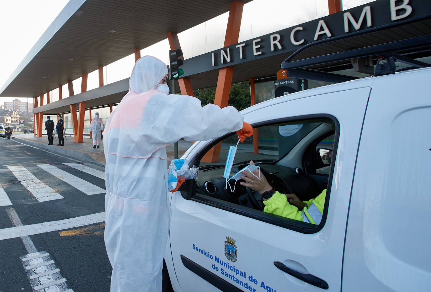 Fotos: Reparto de mascarillas en Cantabria para los usuarios del transporte público