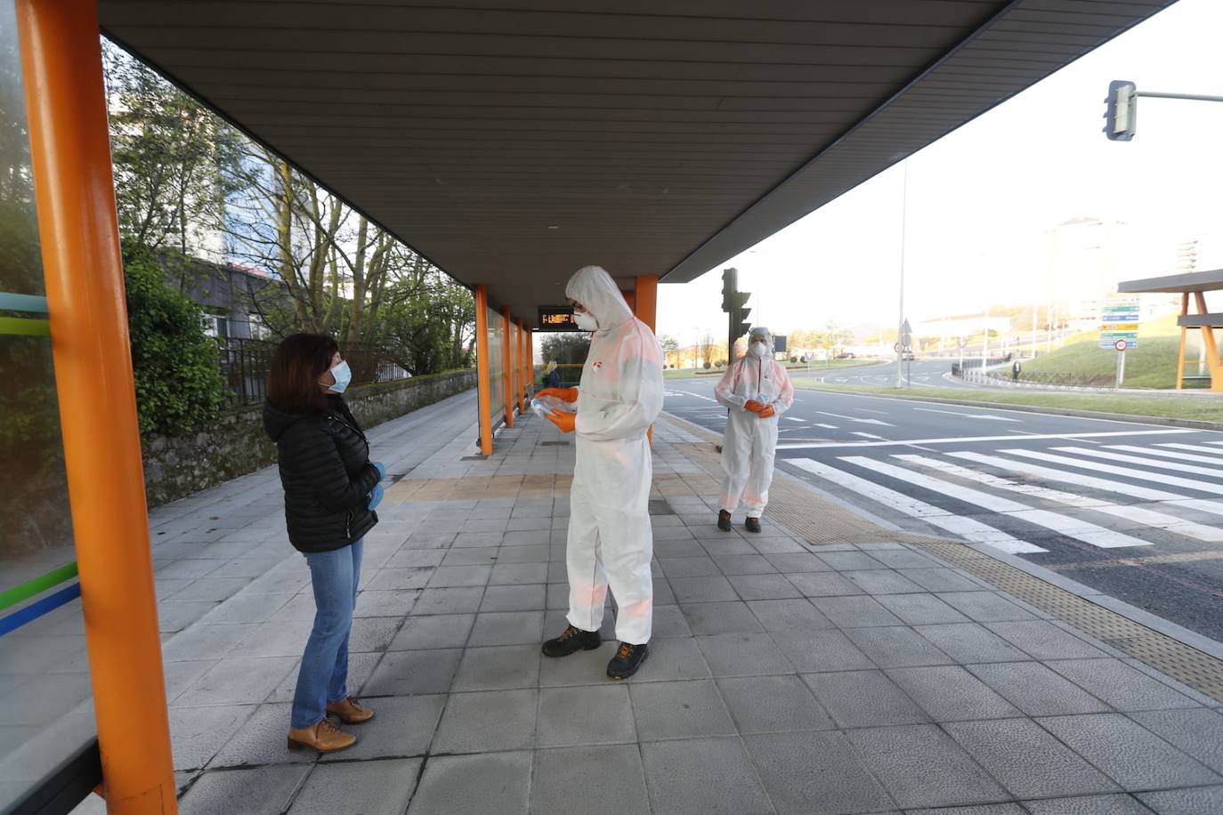 Fotos: Reparto de mascarillas en Cantabria para los usuarios del transporte público