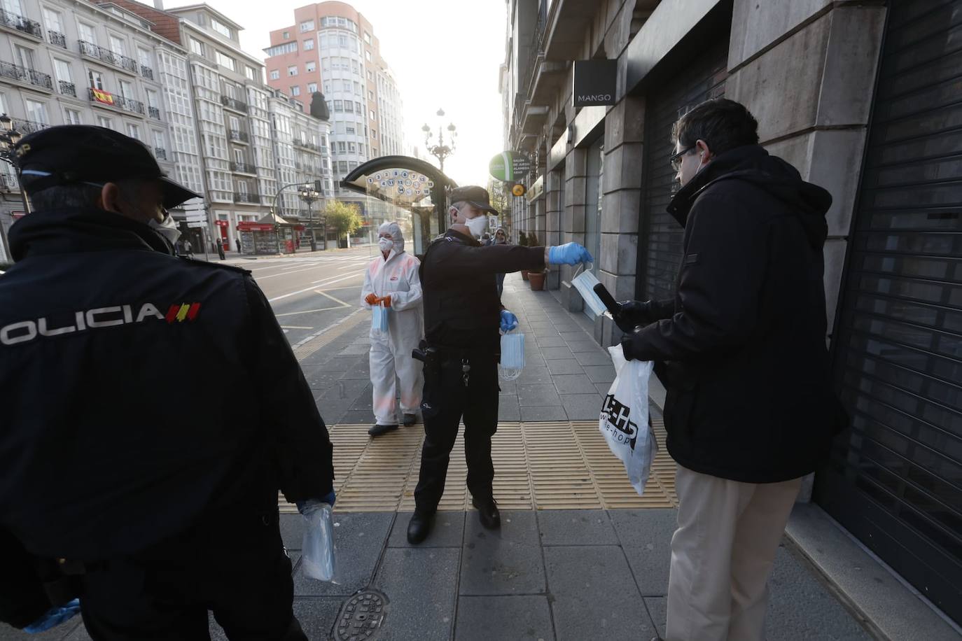 Fotos: Reparto de mascarillas en Cantabria para los usuarios del transporte público