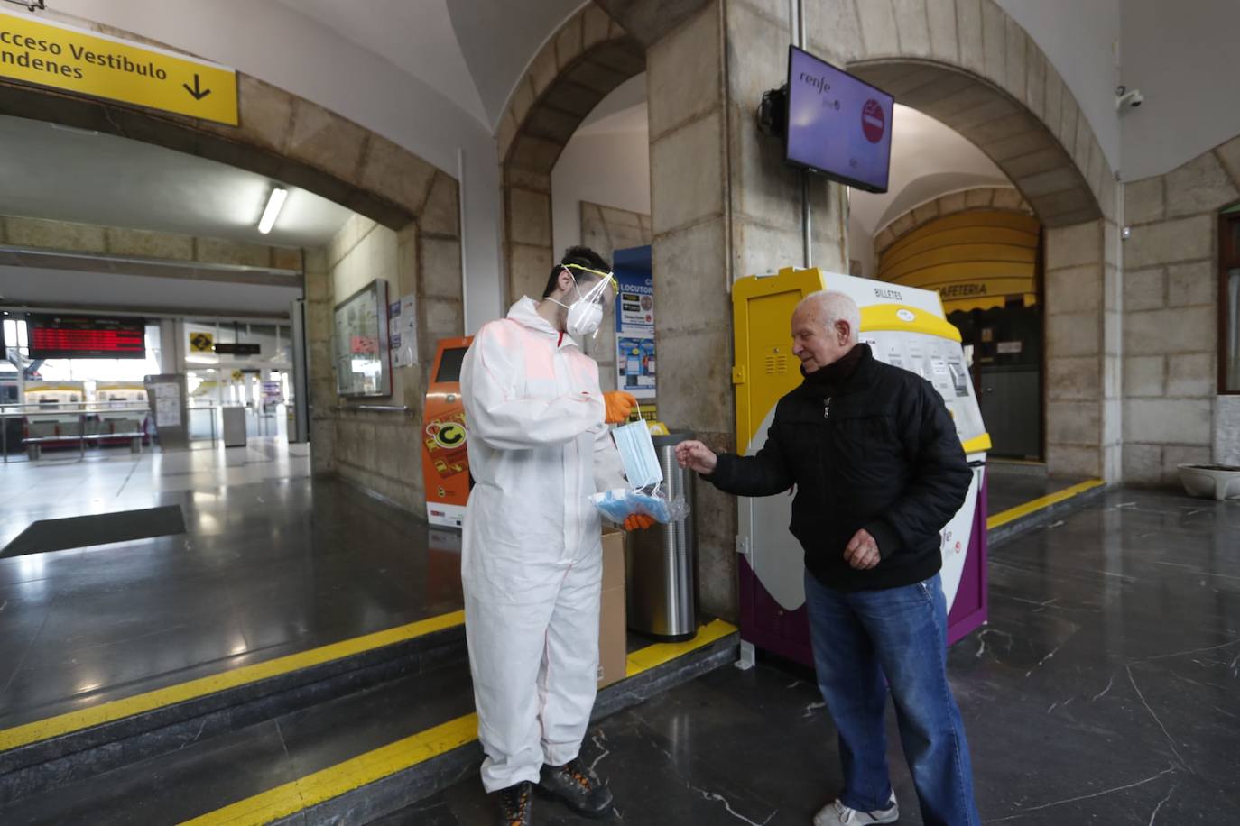 Fotos: Reparto de mascarillas en Cantabria para los usuarios del transporte público