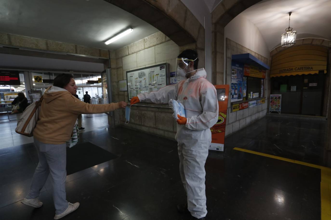 Fotos: Reparto de mascarillas en Cantabria para los usuarios del transporte público